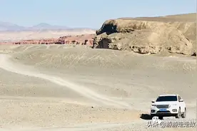 秋色新疆2：胡杨林等你3000年，沙漠公路上守水站的老人图片