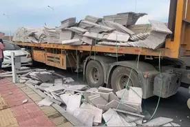 事发龙海紫泥：两车刮擦瓷砖散落一地图片