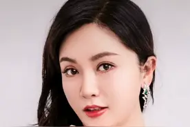 小桃红刘淼太漂亮！39岁撞脸港姐李嘉欣，晒照被赞美过范冰冰图片