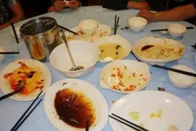 喂完孩子菜都没了，95后宝妈怒掀饭桌，却被丈夫迎面给了一巴掌图片