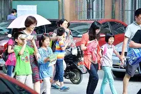 孩子上学后，谁来接送成难题，不同人来接送孩子，能看出很多问题图片
