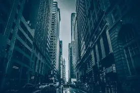 《炼金术士》：危机中的信任、狂妄与精于世故的荒唐图片