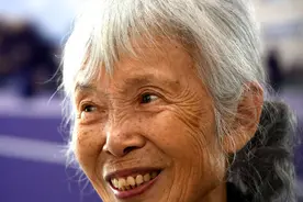 八旬老农向贫困村捐巨款，工作人员连忙联系警察，揭开其真实身份图片