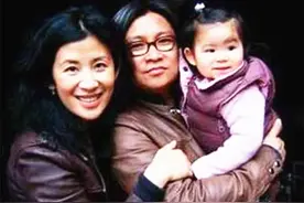 吴君如逛闹市衣着反常，同行14岁女儿太像陈可辛，身高近1米6图片