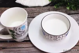 同样是牛奶，盒装牛奶和袋装牛奶有啥不同？教您一招，别乱买了图片