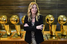 NBA唯一有总冠军的女老板，如何从家族内斗中一步步上位？图片