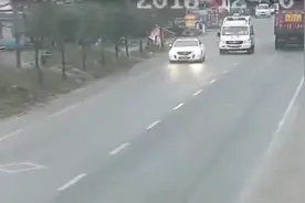 台州上演惊险一幕，警车追捕轿车街头逃窜，司机竟是小学生视频封面