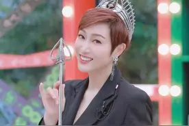 港星是真的会保养，54岁陈法蓉穿西装裙配上桂冠，风采不减当年图片