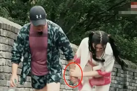 47岁张绍刚不避嫌？节目中爬坡与22岁女星牵手，引发网友争议图片