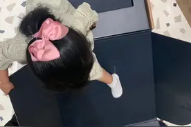陈赫晒新鞋兴奋忙显摆 女儿安安帮爸爸开箱乖巧懂事图片