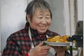 一位朴实的村妇，两个患渐冻症的男子，为何能成为“美食网红”图片