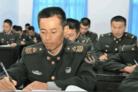 安徽农村出身的“中国兵王”，当了24年班长，将军见他也要敬礼图片