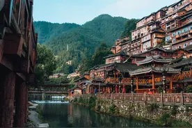 露天展示苗族发展史诗，中国乃至世界最大的苗族村寨图片