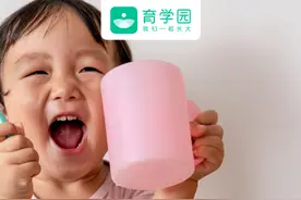换牙期宝宝爱舔牙龈怎么办？会影响牙齿发育吗？图片