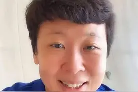 43岁前女排队长远嫁泰国，55岁老公为其炖鸡，混血儿子太像妈图片