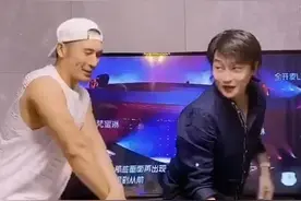 陈志朋被钟丽缇张伦硕拉着跳舞娘，中年发福的小虎队，谁舞姿最尬图片