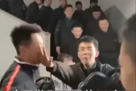 全班男生“保镖式”护送老师下楼，阵仗不输女明星出场，太有爱了图片