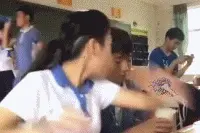 搞笑动图：你们小女生过分了，欺负男生和狗！图片