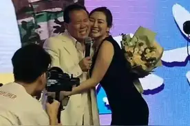 晚节不保？64岁万梓良商演强行搂腰美女贴脸高歌，姿势暧昧惹争议图片