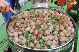 30岁农村大姐街边摆摊卖“它”10元一份！每月收入20000多元图片