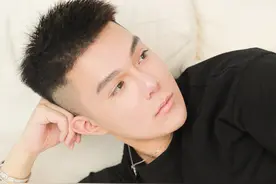 知名男网红胡宾果爆料很多女网红偷偷做外围：一次价格3万到5万图片