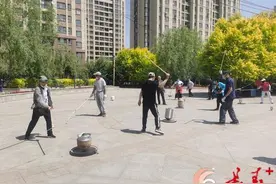 长春宽城区团山街道首山社区旁的小广场内 抽起陀螺“真带劲”炫酷生活“老来乐”图片