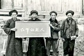 老农冒死救下小红军，50年后红军报恩，老农的要求让众人感动图片
