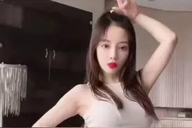 李小璐沉迷当网红，模仿泫雅性感热舞，身材前凸后翘不像孩子妈图片