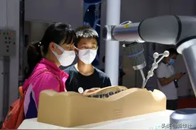 “机器人医生”做手术 误差小到亚毫米级图片