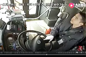 争分夺秒！江苏常熟一公交车上女乘客昏迷，司机交警合力送医视频封面