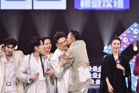 印小天放飞自我？当众把李泽锋亲到脸变形，李泽锋脸部扭曲被吓到图片