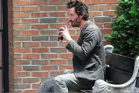 被评为世界配不上他的男人，拥有好莱坞巨星的身份却喜欢流落街头图片