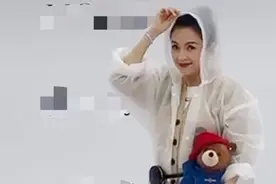 章子怡冒雨出席活动，穿塑料雨衣却显高级，42岁冻龄似少女图片