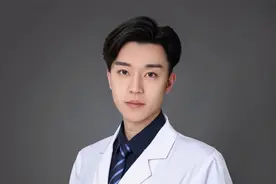 南京帅气医生爆红网络，25岁博士毕业，颜值与才华兼备却感困扰图片