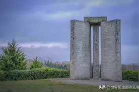 美国巨石阵：8国语言刻着10条警示恒文，中文在列，建造者成谜图片