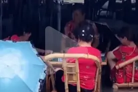 成都4位大妈暴雨积水中打麻将图片