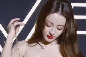 明明可以走性感路线却偏偏要凹可爱风的明星 迪丽热巴的身材绝了图片