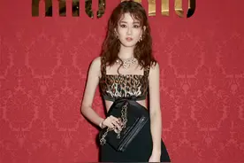 乔欣乖乖女大变身，豹纹背心裙巧露小蛮腰，成功为“豹发户”平反图片