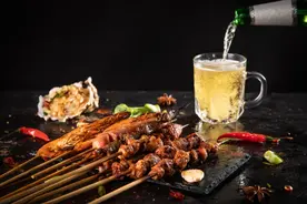 你喝的有可能是假啤酒！平南警方捣毁一个涉嫌生产、销售伪劣啤酒黑窝点图片