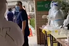 广州75岁老太不适就医核酸疑似阳性，当地社区工作人员挨家挨户敲门登记做核检，“不配合整栋楼不能解封”图片