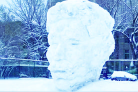 有人做雪人向鲁迅致敬、有人用雪写字卖钱……一场大雪后尽展十八般“雪”艺图片