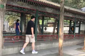 姚明带女儿逛街被偶遇！11岁女儿一米7身高太突出，穿T恤有超模范图片