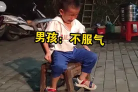 湖北一萌娃打舅舅被妈妈教训，下一秒握紧拳头不敢还手，表情亮了图片