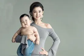 李小萌晒儿子成长记，单手抱娃好帅气，儿子没了大脸越来越像王雷图片