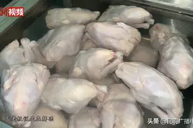 全是老鼠屎！执法人员突袭全国连锁炸鸡店 黑油炸鸡脏、乱、差图片