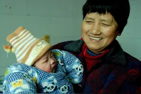 生下儿子后，婆婆坚决反对我生二胎，知道原因后我哭笑不得图片