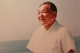 卡扎菲访问中国时趾高气扬且傲慢无礼，邓小平四个字回应图片