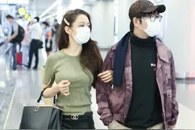 吉娜也不耐看了，万年针织衫秀丰满身材，爱搭紧身裤暴露胯宽腿弯图片