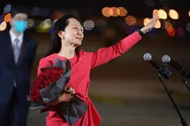 孟晚舟再做演讲，身穿黑色套装被喊“女神”，面带笑容重回公司图片