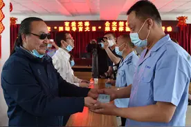 太原公交举行“国际导盲犬日”盲人与导盲犬乘车体验活动图片